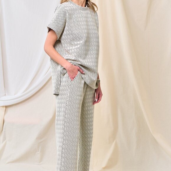 NWT Plus Black & White Patterned Top - Picture 6 of 8